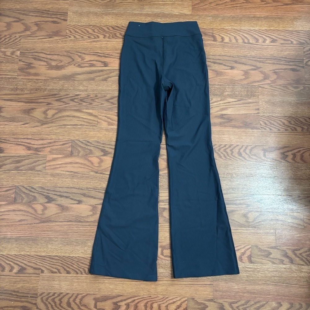 Old navy Extra High-Waisted PowerSoft Rib Flare Leggings - Picture 4 of 5